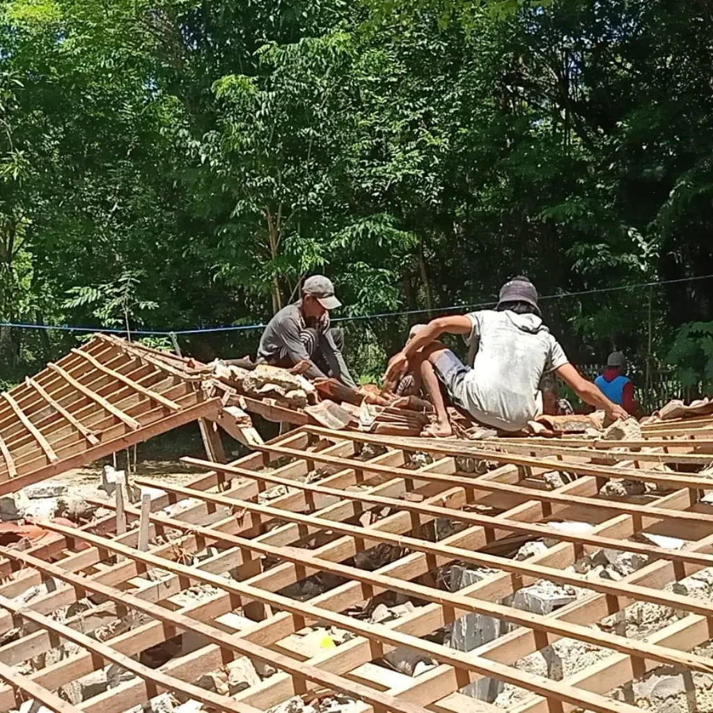 Rumah bantuan BSPS roboh total di Aenganyar Giligenting Sumenep warga bersihkan puing bangunan yang ambruk