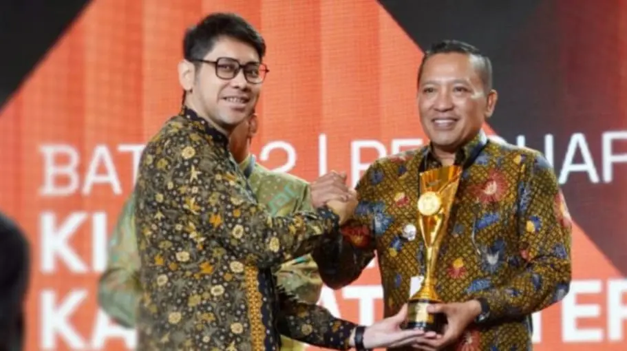 Bupati Sampang H Slamet Junaidi menerima penghargaan Kabupaten Terinovatif IGA 2025 di Jakarta