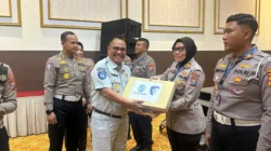 Kasat Lantas Polres Sumenep menerima penghargaan penurunan angka kecelakaan lalu lintas di Polda Jawa Timur