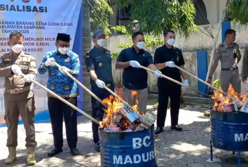Pemusnahan rokok ilegal tanpa pita cukai oleh Satpol PP Sampang bersama Bea Cukai Madura