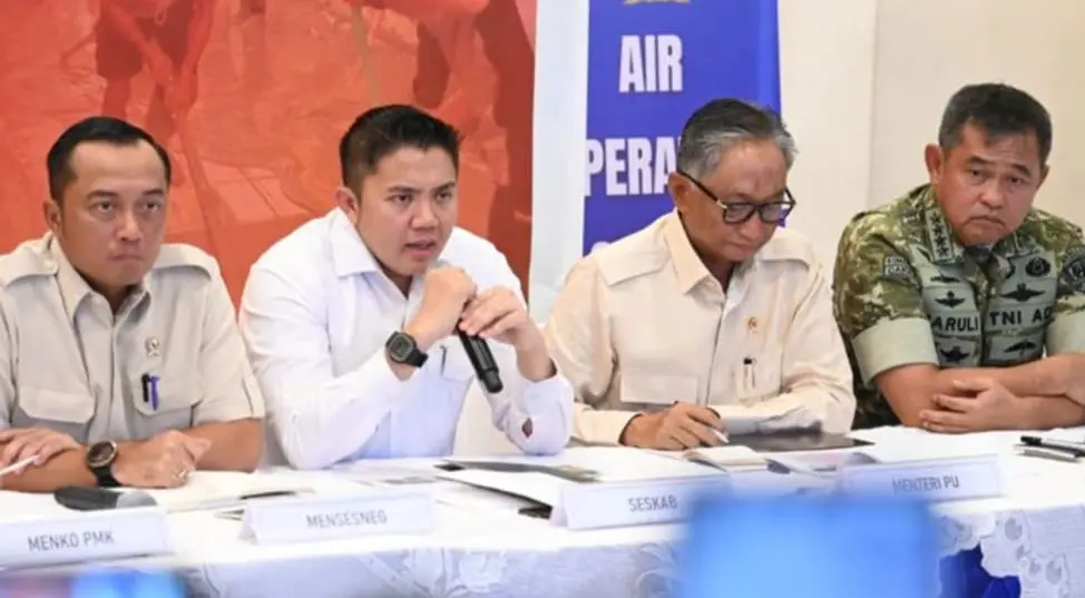 Sekretaris Kabinet Teddy Indra Wijaya memberikan pernyataan terkait penanganan banjir dan longsor di Sumatera oleh pemerintah pusat