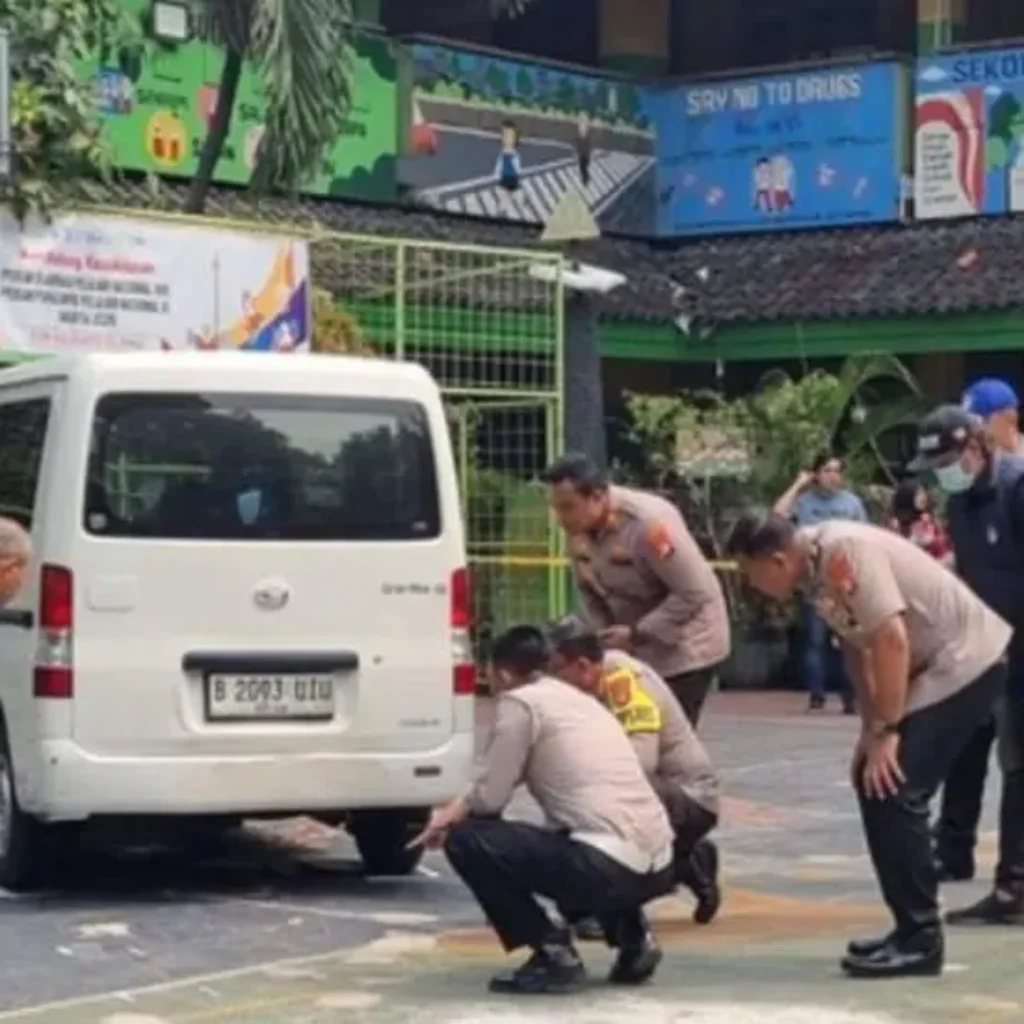 Petugas memeriksa lokasi kecelakaan mobil pengantar MBG yang menerobos halaman SDN Kalibaru 01 Cilincing.