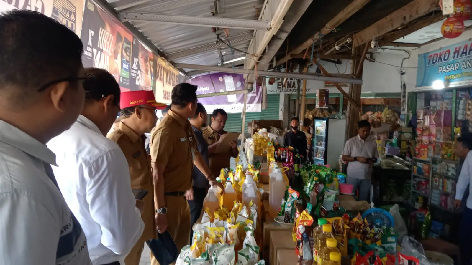 Pemantauan harga bahan pokok oleh TPID dan BPS Sumenep di Pasar Anom menjelang Natal dan Tahun Baru 2026