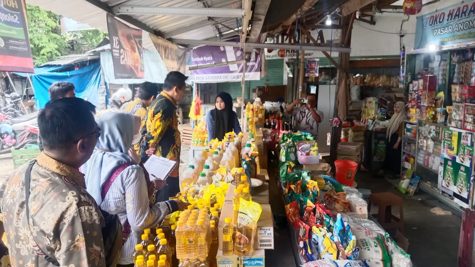 Petugas TPID Sumenep memeriksa harga dan stok sembako di Pasar Anom untuk memastikan ketersediaan jelang Nataru 2026