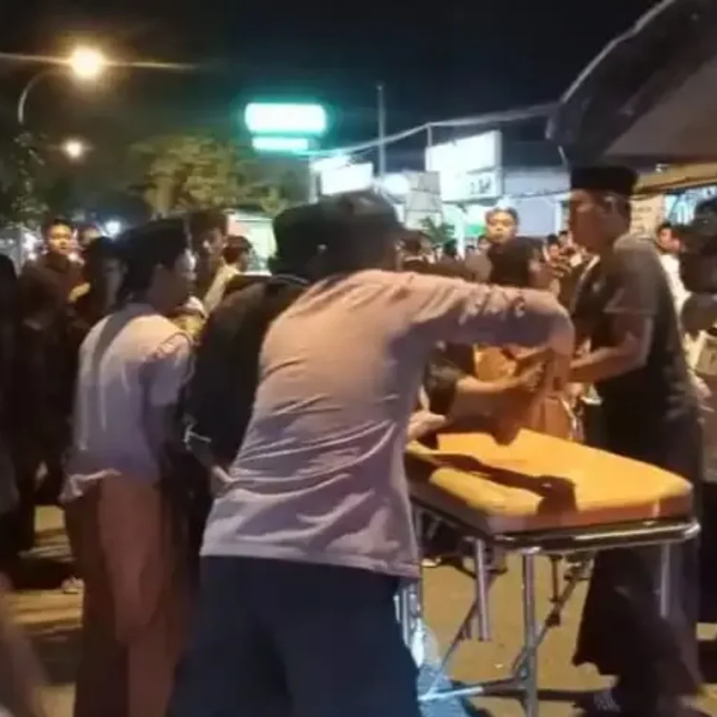 Kecelakaan dua sepeda motor di Jalan Raya Kedungdung Sampang Madura menewaskan satu pengendara lansia