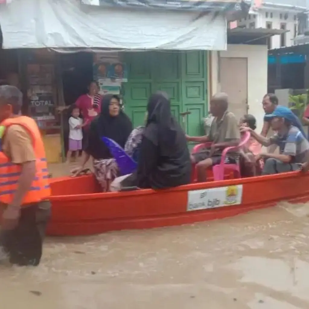 Petugas BPBD evakuasi warga terdampak banjir di Kabupaten Cirebon Jawa Barat