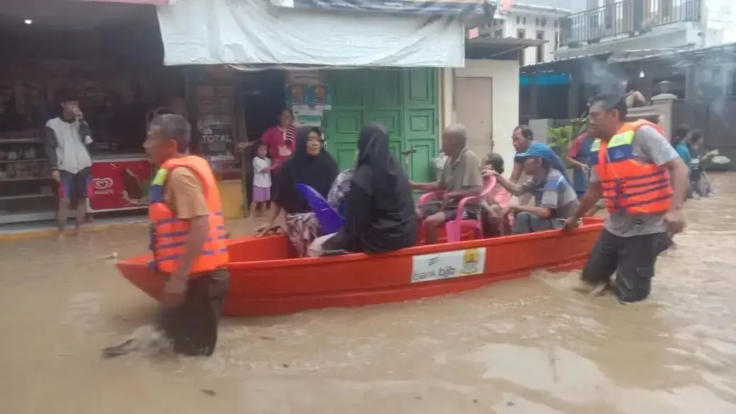 Petugas BPBD evakuasi warga terdampak banjir di Kabupaten Cirebon Jawa Barat