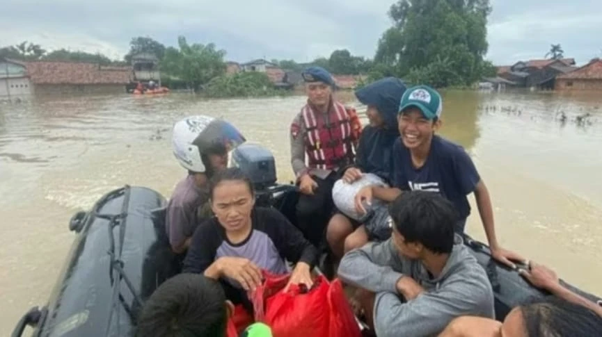 Evakuasi warga oleh Brimob Polda Metro Jaya saat banjir Kali Ulu melanda Cikarang Utara Kabupaten Bekasi