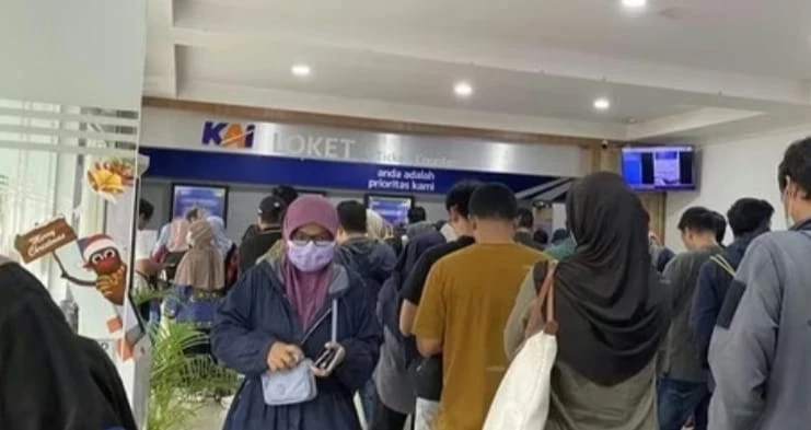 Antrean penumpang di Stasiun Semarang Tawang mengurus refund tiket kereta api akibat banjir Pekalongan.