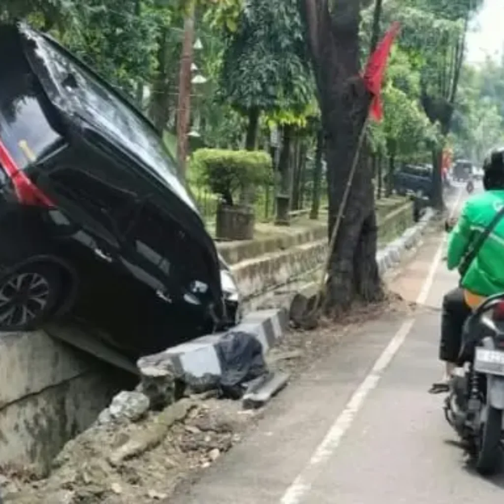 Mobil Toyota Fortuner rental terperosok ke got di Jalan S Parman Semarang akibat kecelakaan tunggal