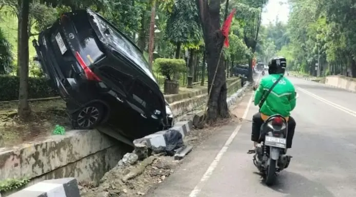 Mobil Toyota Fortuner rental terperosok ke got di Jalan S Parman Semarang akibat kecelakaan tunggal