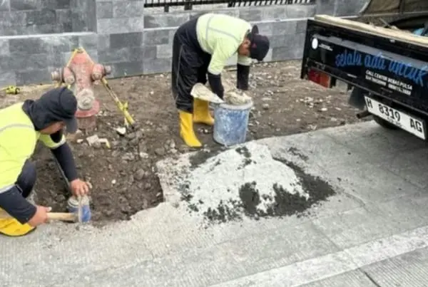 Hidran pemadam kebakaran di Jalan Majapahit Semarang direposisi setelah terdampak proyek pengecoran jalan oleh DPU BMCK Jateng