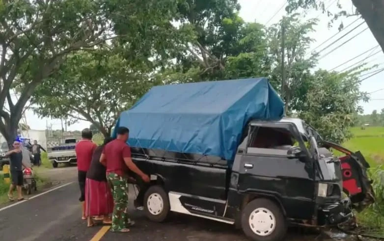 Kecelakaan Tunggal L300 di Klampis Bangkalan, Satu Penumpang Tewas Diduga Akibat Microsleep