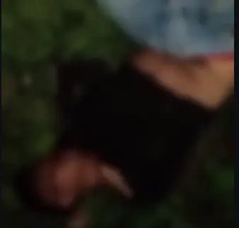 Seorang pemuda desa Kebun, Bangkalan, pingsan akibat duel lawan tiga terduga begal motor, akhirnya satu di antaranya berhasil diringkus oleh warga Kamis dini hari, 1 Januari 2025