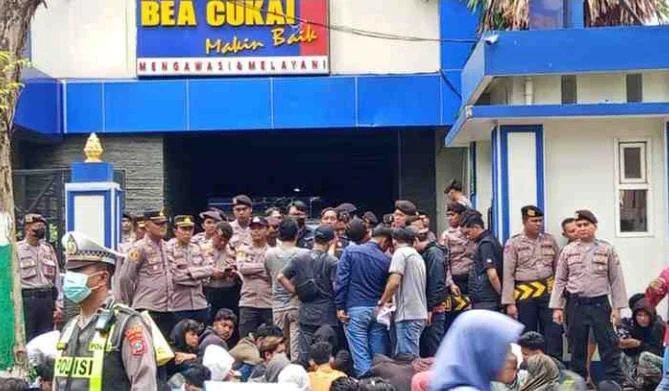 Aksi Lingkar Melati Bersatu di Kantor Bea Cukai Madura terkait dugaan produksi rokok ilegal di Pamekasan