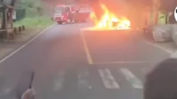 Mobil BMW terbakar akibat korsleting listrik di Jalan Desa Ketapang Daya, Kabupaten Sampang, Jawa Timur.