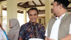 KH Hasani Zubair bersama Bupati Lukman Hakim saat meninjau layanan pemeriksaan kesehatan gratis di Bangkalan.