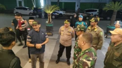 patroli gabungan polisi TNI dan Satpol PP menjaga keamanan Ramadan di Sumenep malam hari