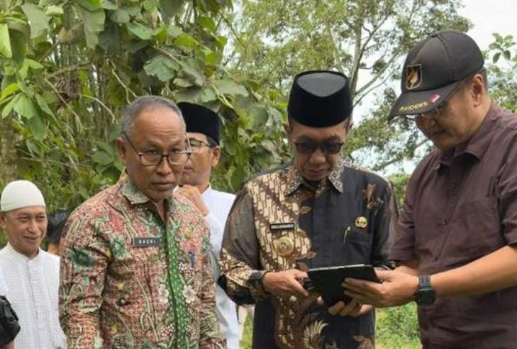 Bupati Pamekasan KH Kholilurrahman meninjau lahan Sekolah Rakyat di Desa Lebbek Pakong Pamekasan