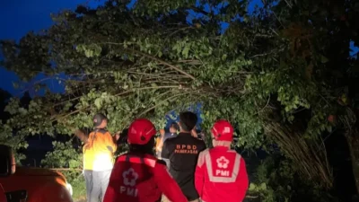 Tim BPBD Pamekasan mendata kerusakan rumah dan dampak angin kencang di sejumlah wilayah