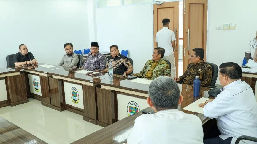 Bapemperda DPRD Jawa Barat kunjungan ke DPRD Bandung Barat bahas regulasi pengelolaan sampah