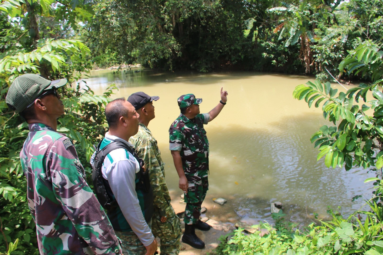 Dandim Sumenep Citra Persada tinjau lokasi pembangunan jembatan gantung di Ambunten untuk memperbaiki akses warga