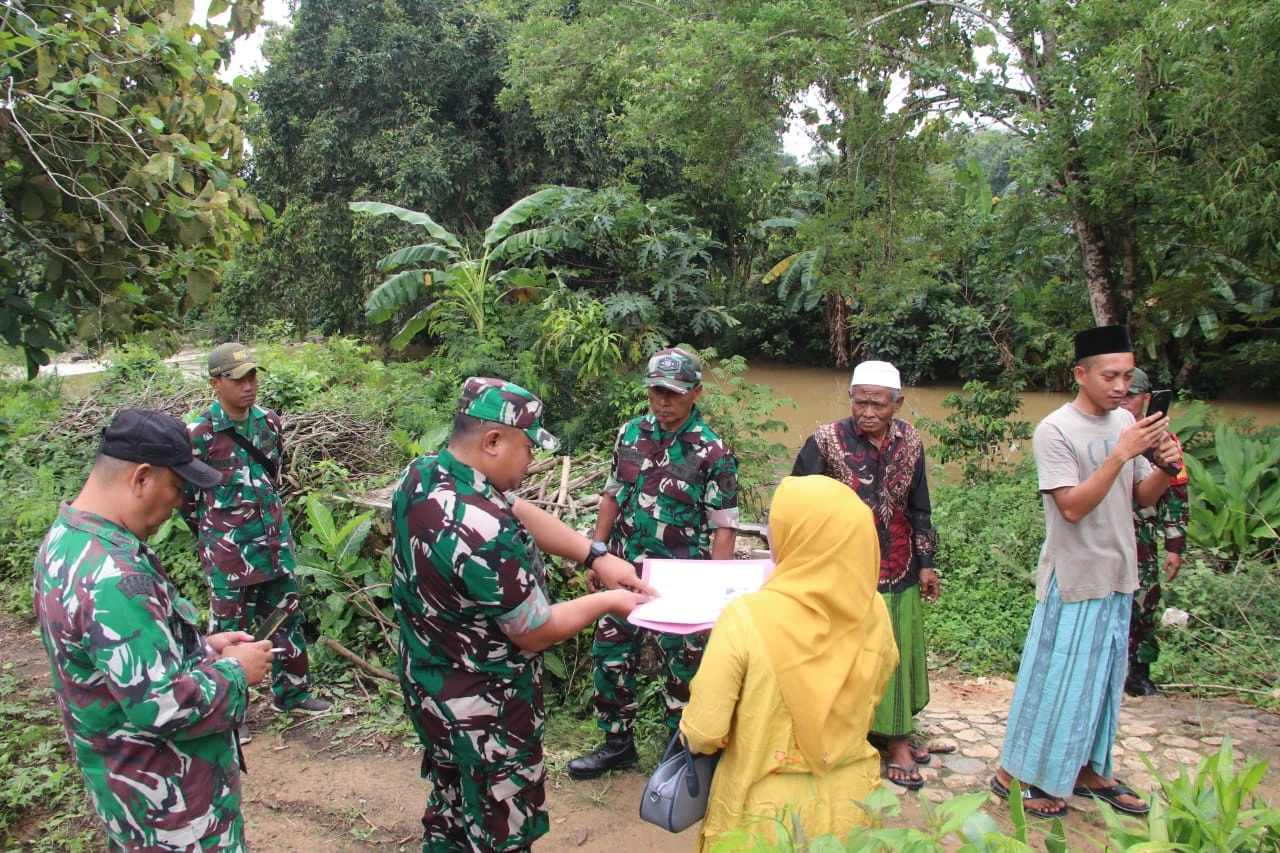 Peninjauan lokasi pembangunan jembatan gantung oleh Dandim Sumenep di Ambunten dan Saronggi untuk meningkatkan akses warga