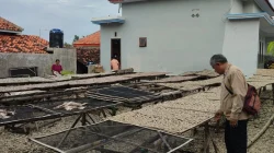 Pelatihan Dinas Perikanan Sumenep kepada Poklahsar Khumaini untuk tingkatkan mutu olahan ikan