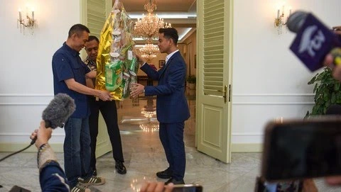 Gibran Rakabuming Raka bertemu Rismon Hasiholan Sianipar di Istana Wakil Presiden Jakarta