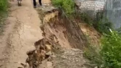 Jalan desa ambles akibat longsor di Pegantenan Pamekasan putuskan akses warga