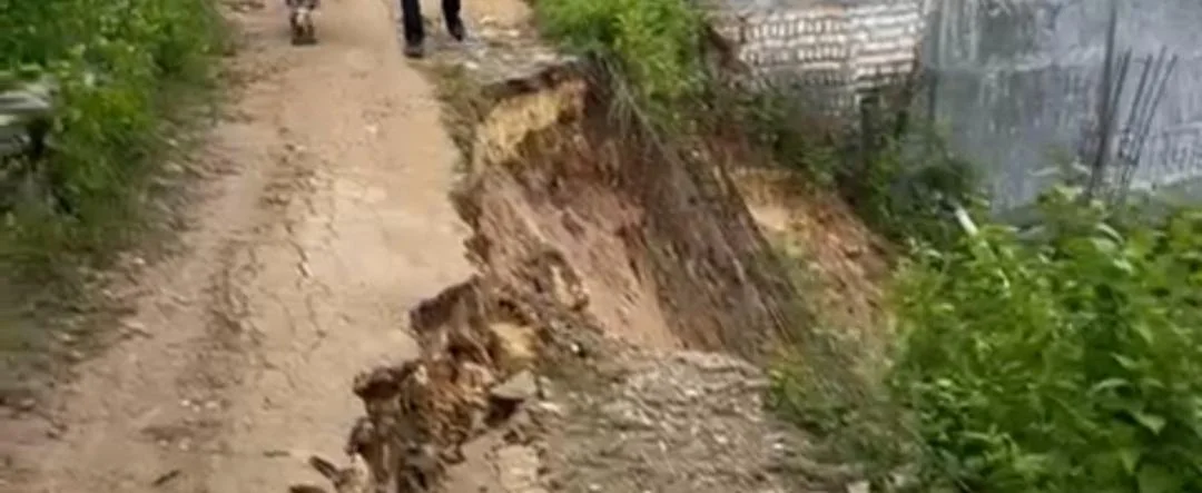 Jalan desa ambles akibat longsor di Pegantenan Pamekasan putuskan akses warga