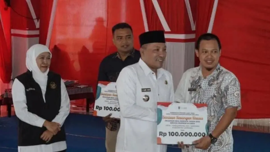 Khofifah Indar Parawansa Salurkan Sapa Bansos di Sampang, Perkuat Bantalan Sosial dan Ekonomi Warga