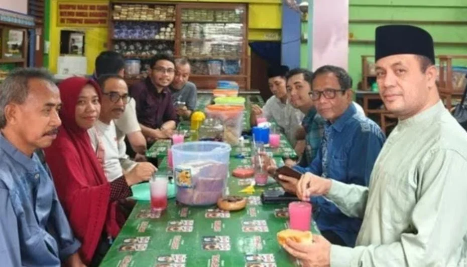 Mahfud MD di Depot Sudi Mampir Pamekasan menikmati es setrup khas kacang saat mudik Lebaran 2026