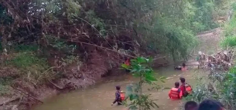 Petugas BPBD Sampang mengevakuasi nenek Sarimuna yang ditemukan selamat di pinggir Sungai Daleman Kedungdung Madura.