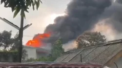 Kebakaran pabrik terpal di Gunung Putri Bogor dengan api besar dan asap hitam saat proses pemadaman oleh damkar