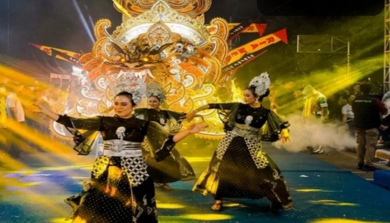Parade Combodug Sampang 2026 dengan penampilan musik Daol tradisional di Alun-Alun Trunojoyo Madura