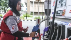 Petugas SPBU Pertamina melayani pengisian BBM subsidi yang dipastikan tidak naik pada April 2026