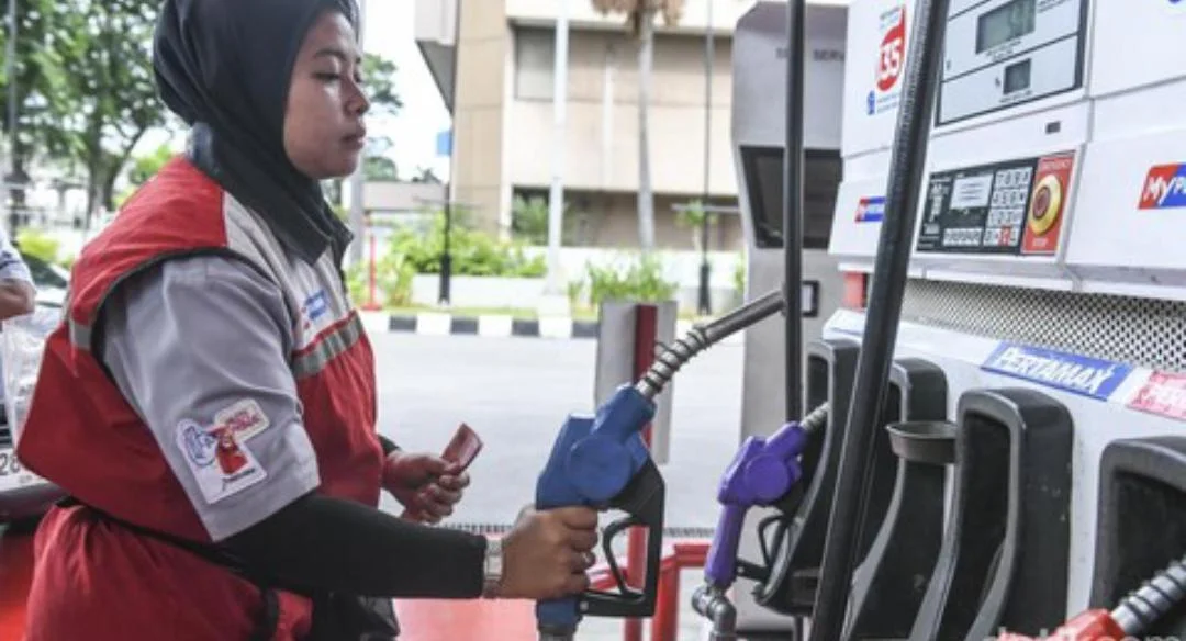 Petugas SPBU Pertamina melayani pengisian BBM subsidi yang dipastikan tidak naik pada April 2026
