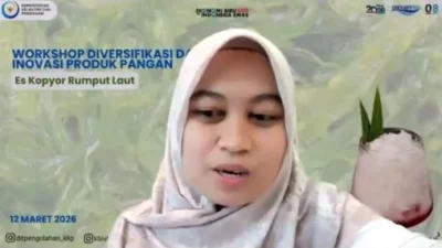 Anggota Poklahsar Sumur Tumpang Giligenting mengikuti workshop pembuatan es kopyor rumput laut secara daring