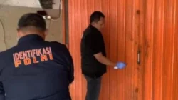 polisi olah TKP kasus mutilasi pria dalam freezer kios ayam di bekasi