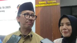 Warga mengurus reaktivasi BPJS PBI di kantor Dinsos Kota Serang