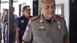 Satpol PP Bangkalan merazia warung yang buka siang hari saat Ramadan 2026 di Kota Bangkalan.