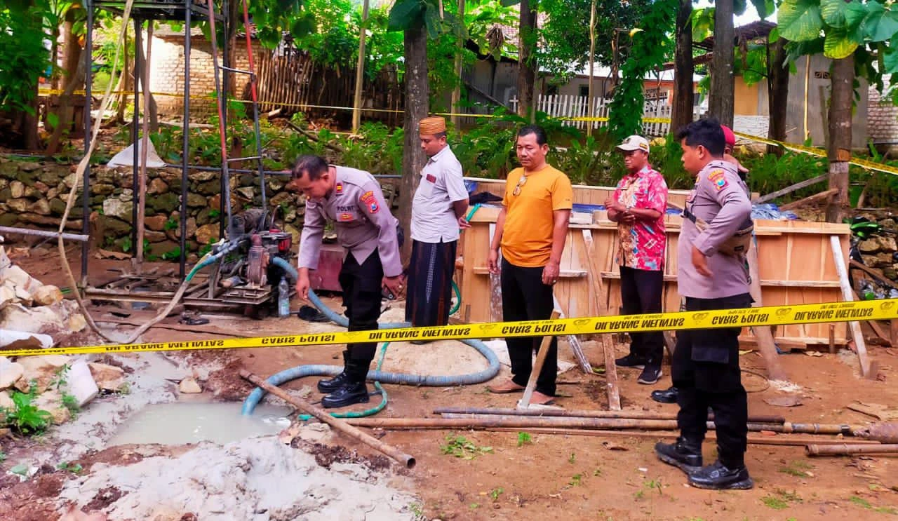 Sumur bor di Pragaan Sumenep mengeluarkan gas berbahaya dan diamankan polisi dengan garis pembatas untuk keselamatan warga