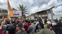 aksi mahasiswa dan ormas di dprd kaltim samarinda tuntutan audit kebijakan dan hentikan kkn