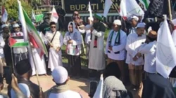 aksi konvoi bela palestina di pamekasan madura oleh ulama dan massa sarungan