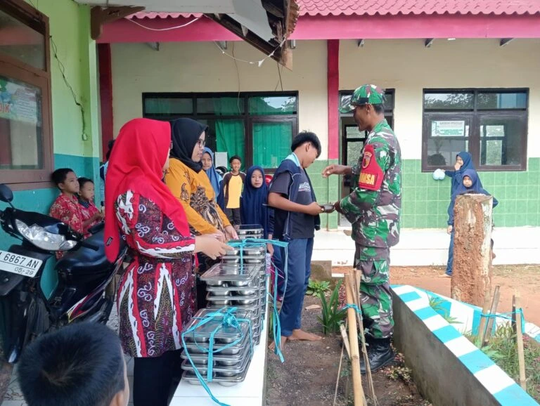 Babinsa Koramil Dasuk Kawal Distribusi MBG untuk Ribuan Warga Sumenep