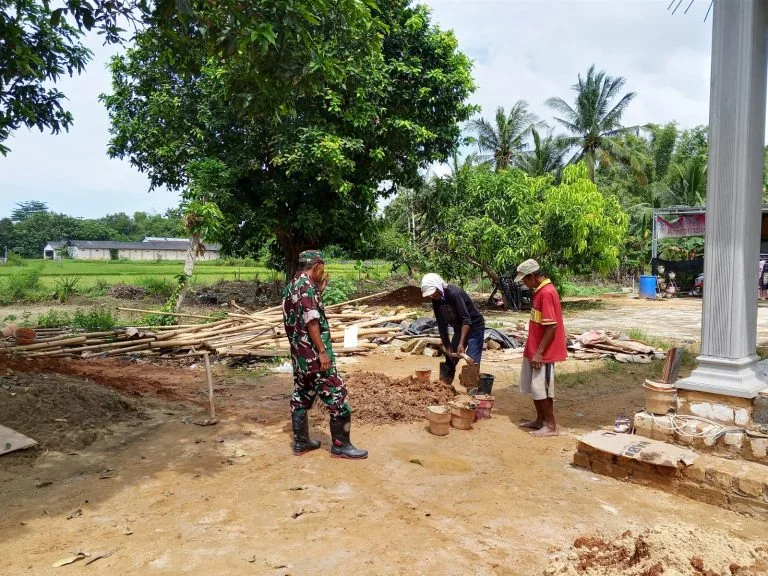 Babinsa Koramil Gapura Bantu Warga Pasang Keramik, Pererat Kemanunggalan TNI dan Rakyat