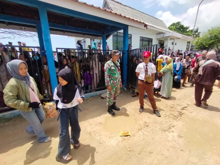 Babinsa Sapudi amankan penumpang kapal di Pelabuhan Tarebung Raas Sumenep 2026