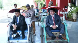 Bupati Sumenep naik becak sebagai contoh penghematan BBM dan penggunaan transportasi ramah lingkungan