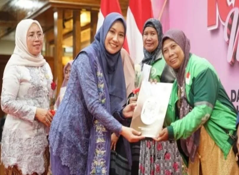 DPRD Jawa Timur beri penghargaan perempuan inspiratif pada peringatan Hari Kartini 2026